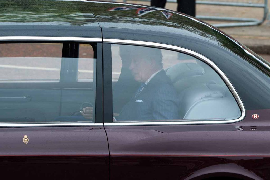 Primeras imágenes de Carlos III y Camilla llegando a Buckingham