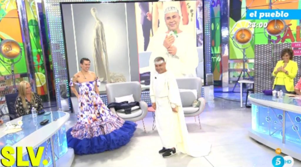 'Sálvame' viste de blanco a Jorge Javier Vázquez y replica el vestido que quiso Tamara Falcó
