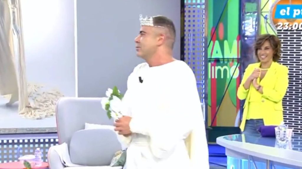 'Sálvame' viste de blanco a Jorge Javier Vázquez y replica el vestido que quiso Tamara Falcó