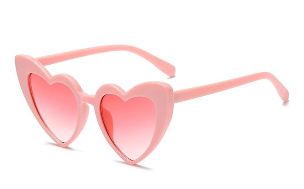Anita demuestra que las gafas de sol en forma de corazón pueden ser el detalle clave para marcar tendencia en cualquier ocasión.