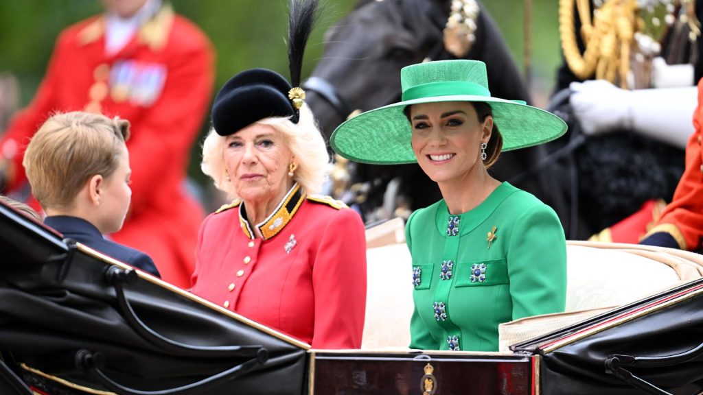 Camilla le roba todo el protagonismo a Carlos III en el tradicional Trooping the Colour