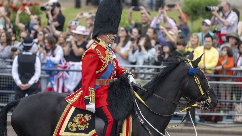 Carlos III, a caballo, preside su primer Trooping the Colour como Rey de Inglaterra