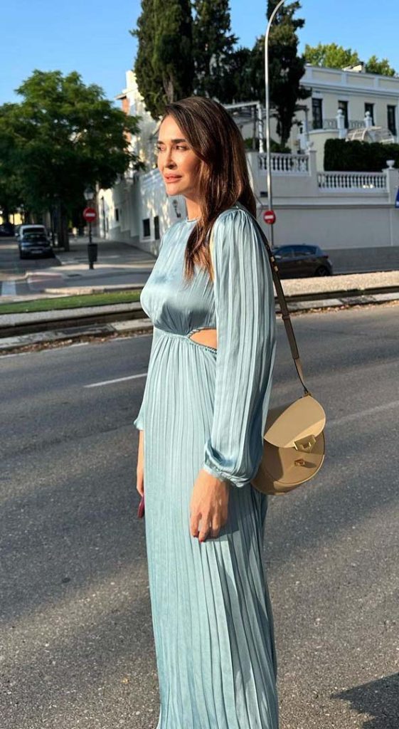 Vicky Martín Berrocal vestido de Mango azul plisado