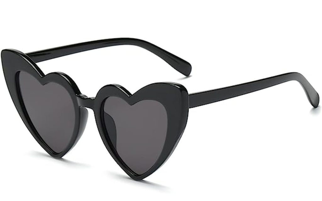 Las gafas de sol en forma de corazón negras se convierten en el accesorio del momento.
