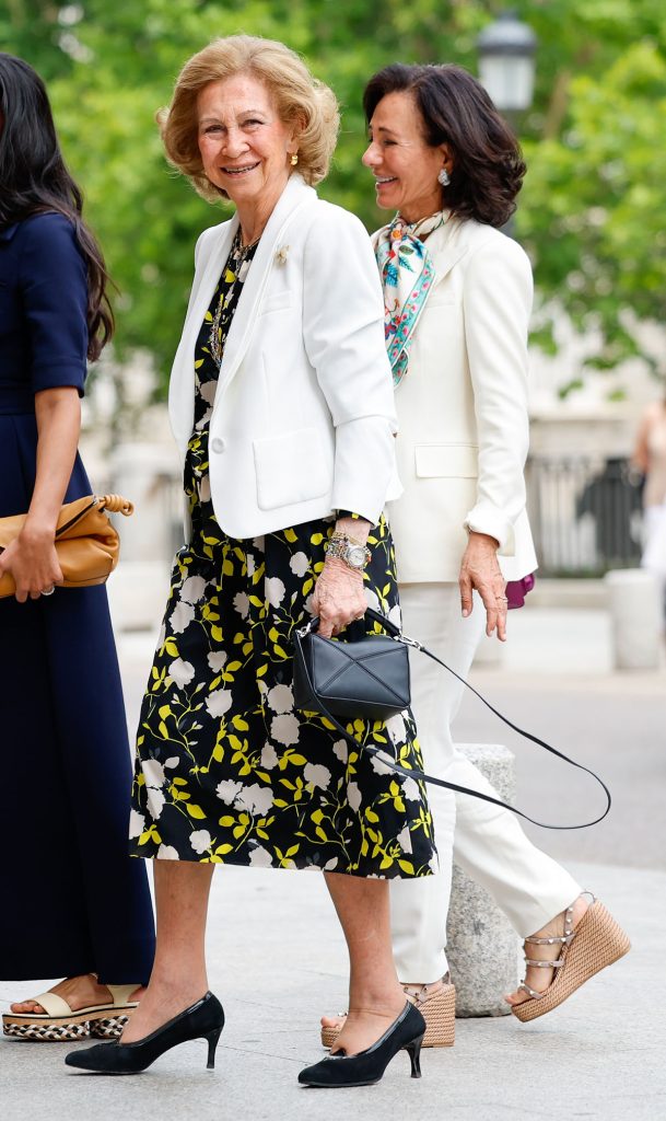 El bolso de 'influencer' de la Reina Sofía (de 1.900 euros) que no se quita