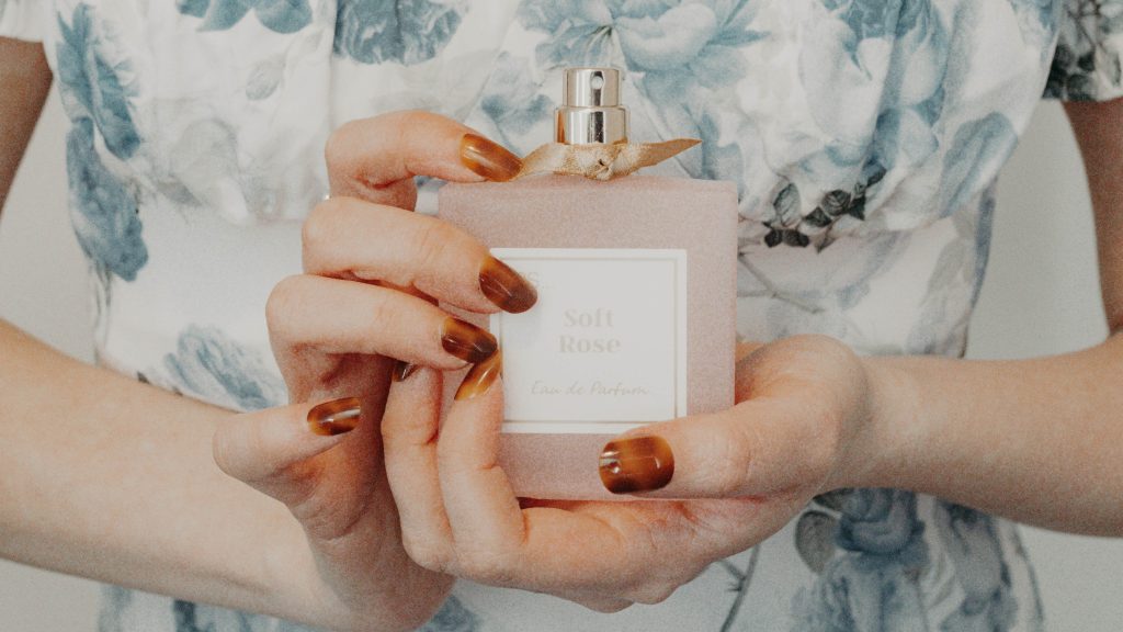 El poder del aroma en TikTok: los perfumes de lujo que conquistan esta red social