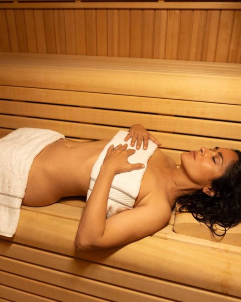 El posado de Salma Hayek en la sauna