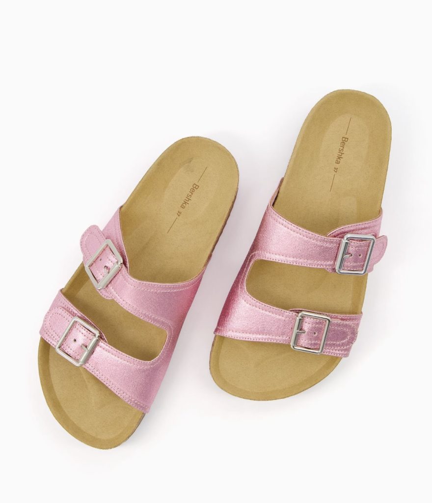 Las sandalias de Bershka también están disponibles en rosa y verde.