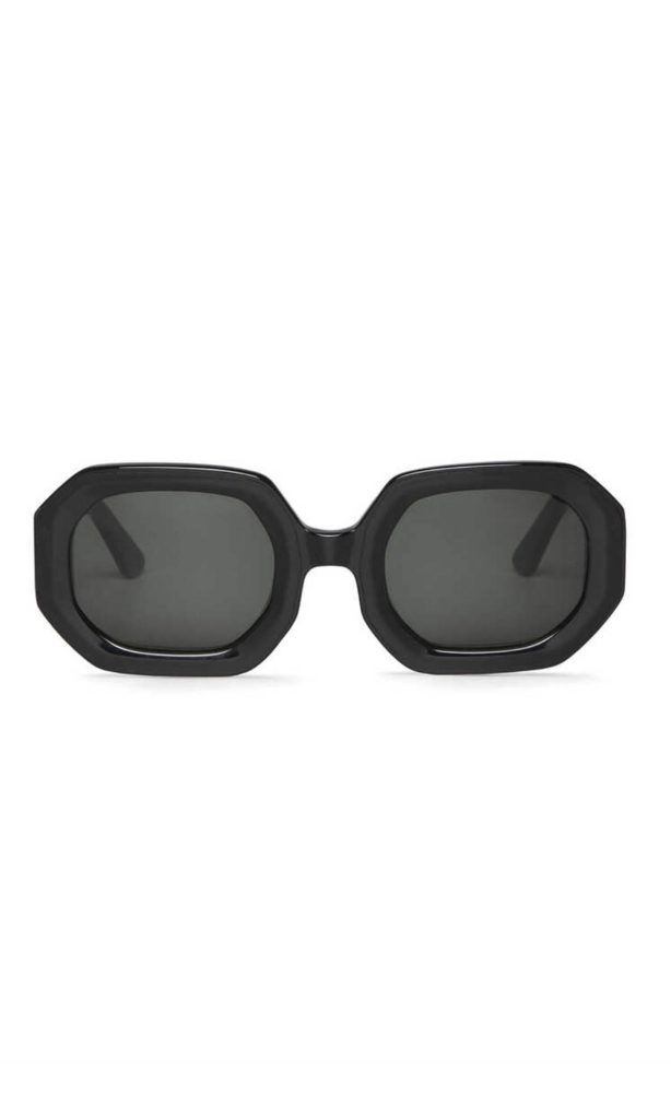 las gafas negras siguen siendo tendencias en gafas de sol