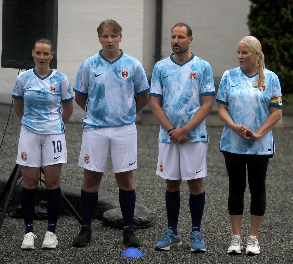 Ingrid de Noruega sale de su 'encierro' y celebra su graduación jugando al fútbol