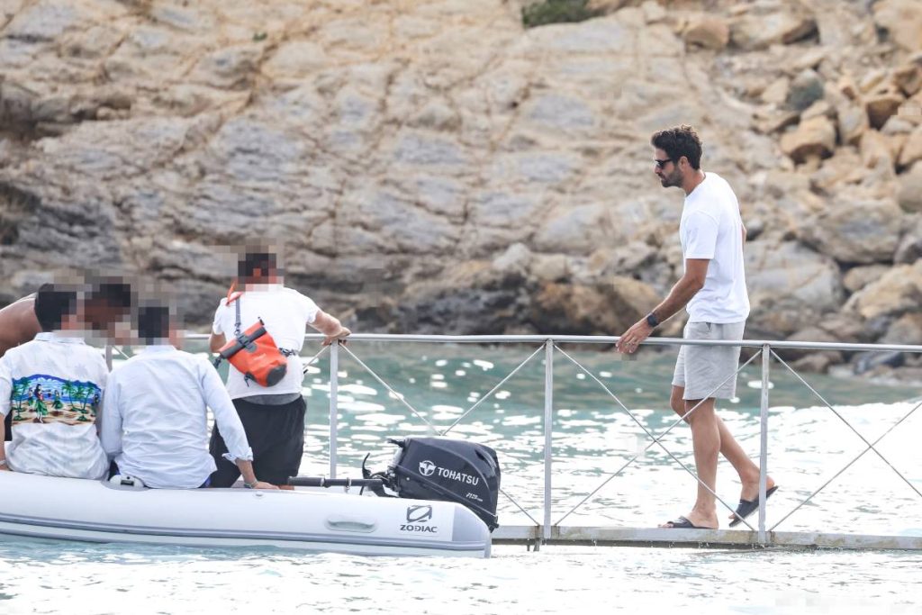 Juan Betancourt olvida a Paula Badosa con unos amigos en Ibiza