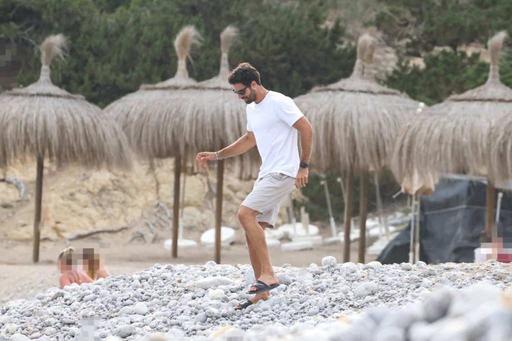 Juan Betancourt olvida a Paula Badosa con unos amigos en Ibiza