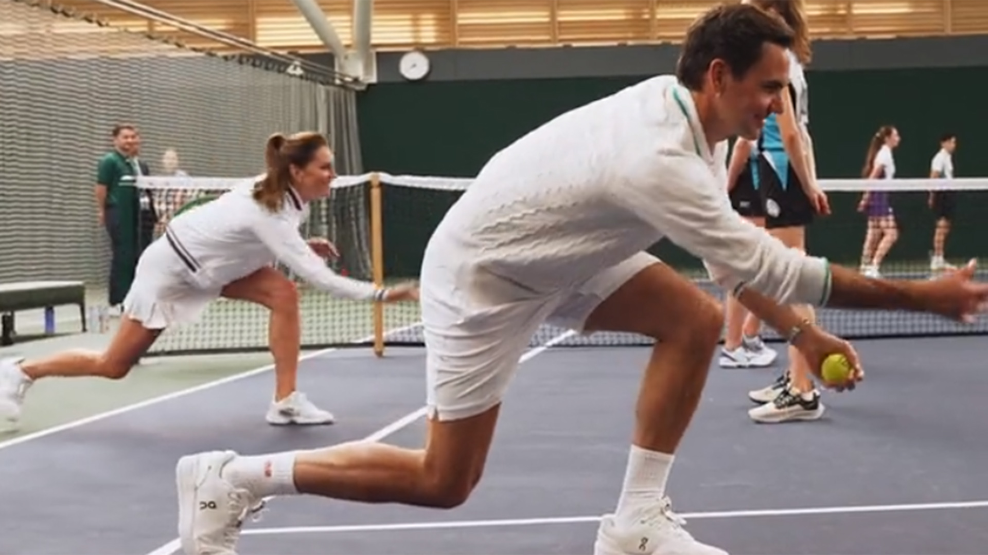 Kate Middleton y Roger Federer haciendo de recogepelotas en Wimbledon