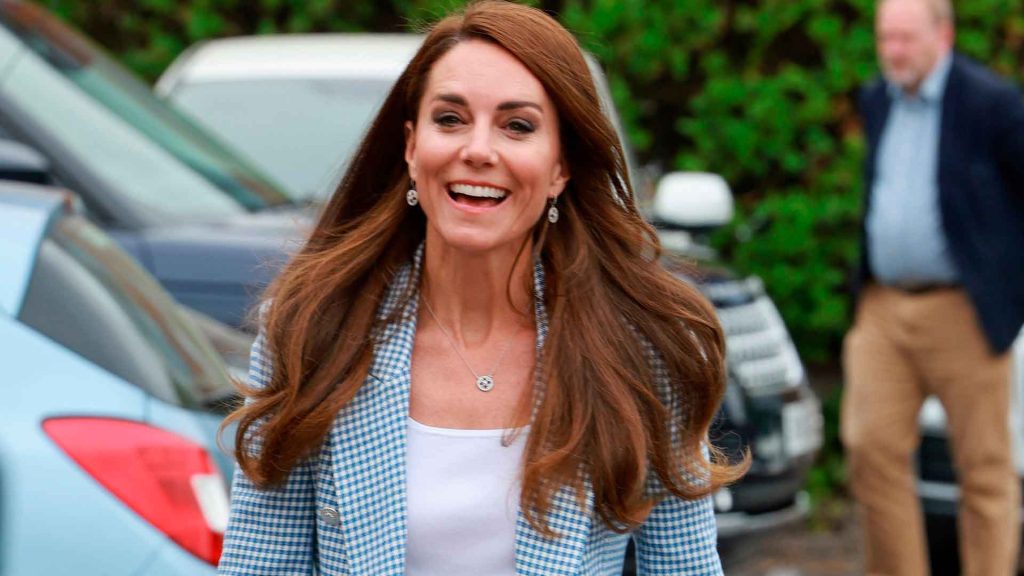 La blazer de pata de gallo de Kate Middleton es la prenda definitiva de esta primavera (que puedes copiar en Zara)