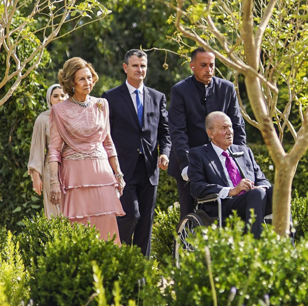 La imagen más impactante del Rey Juan Carlos: en silla de ruedas en la boda de Hussein de Jordania