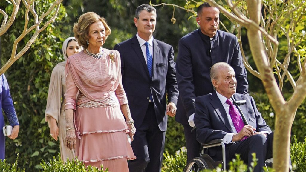 La imagen más impactante del Rey Juan Carlos: en silla de ruedas en la boda de Hussein de Jordania