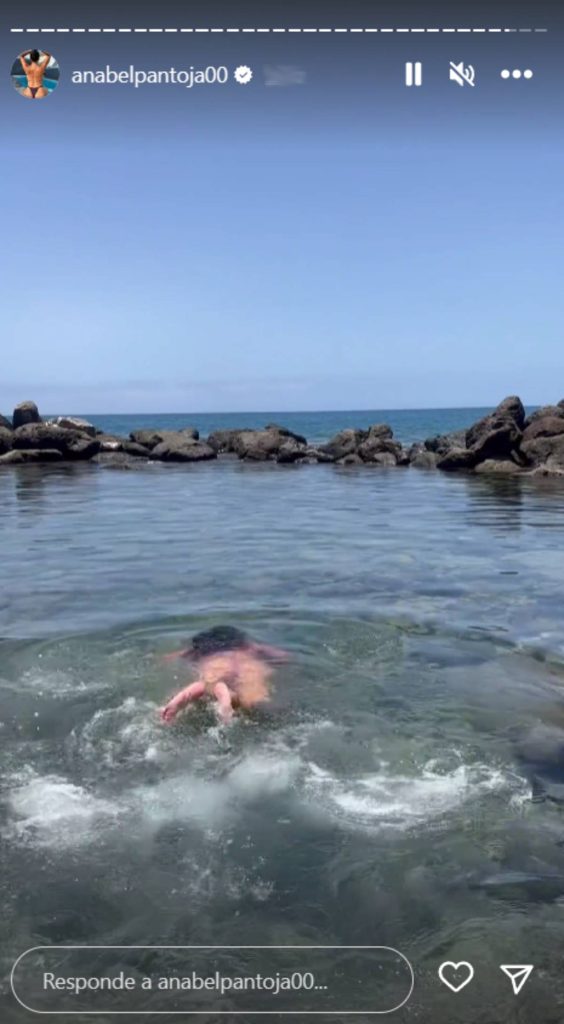 Anabel Pantoja nadando mientras se emite el final de 'Sálvame'