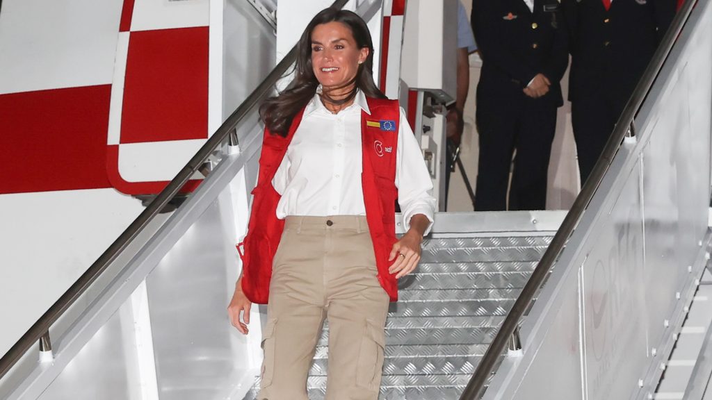 La Reina Letizia llega a Colombia con pantalones cargo y su icónico chaleco rojo