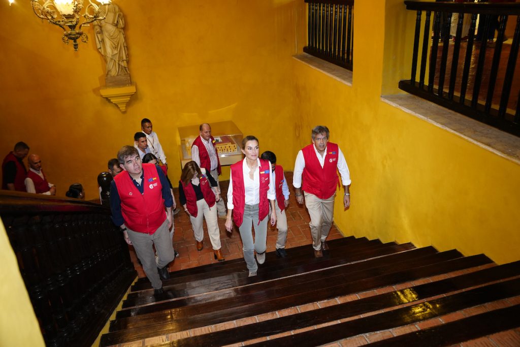 La Reina Letizia muestra su versión más pícara en su primera jornada en Colombia: todas las fotos