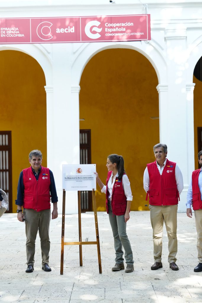 La Reina Letizia muestra su versión más pícara en su primera jornada en Colombia: todas las fotos