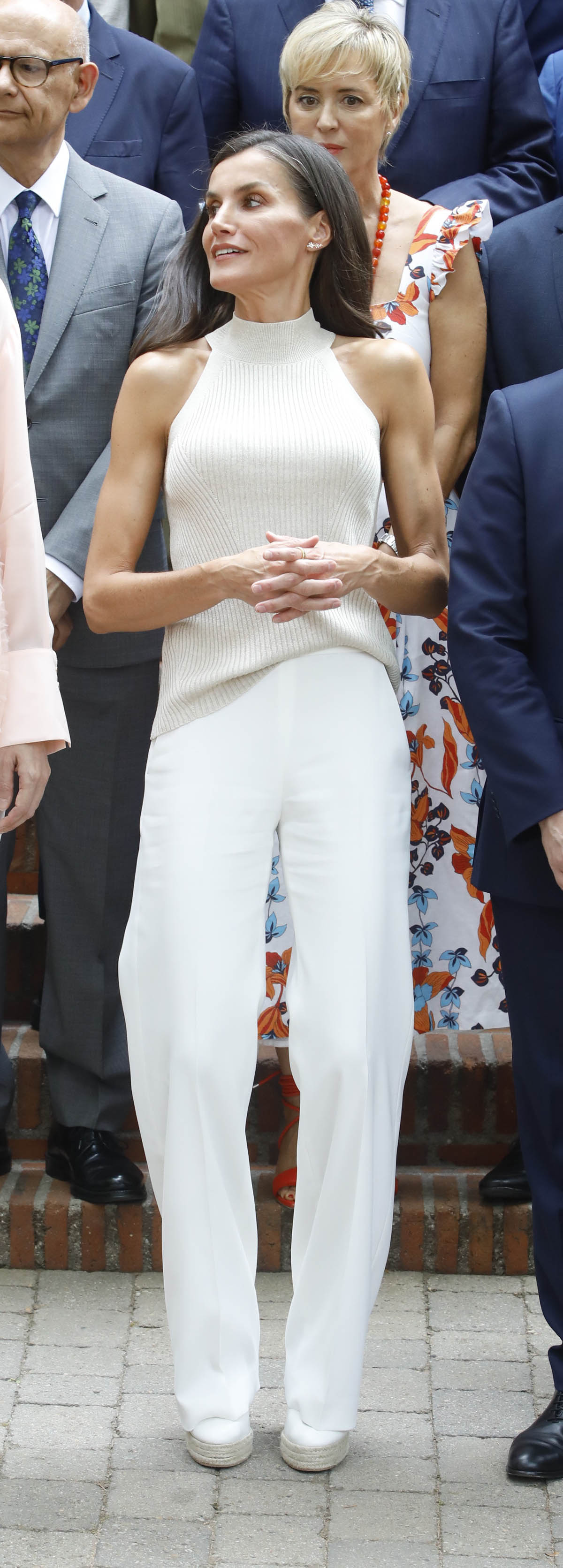La Reina Letizia con pantalones y top halter de punto en blanco
