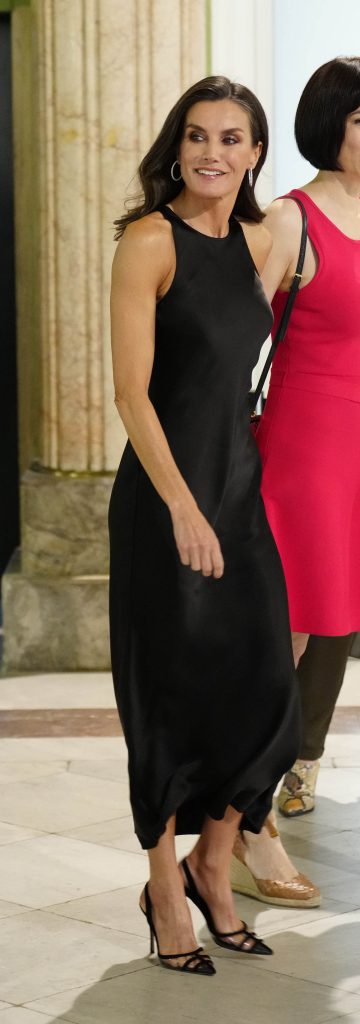 La Reina Letizia entrando en el Círculo de Bellas Artes de Madrid sobre unos tacones Manolos
