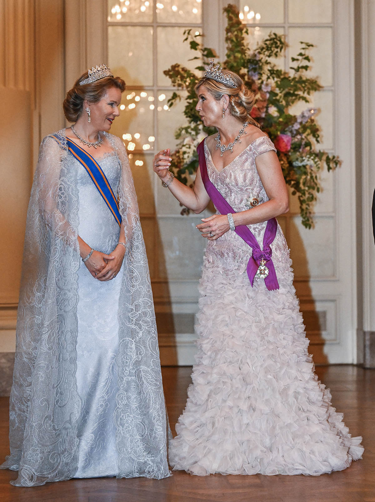 Las reinas Máxima y Matilde, con vestidos y joyas espectaculares en la cena de gala