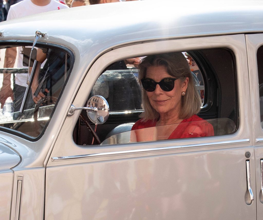 Los Grimaldi se dan un espectacular paseo en coches vintage por el centenario de Rainiero