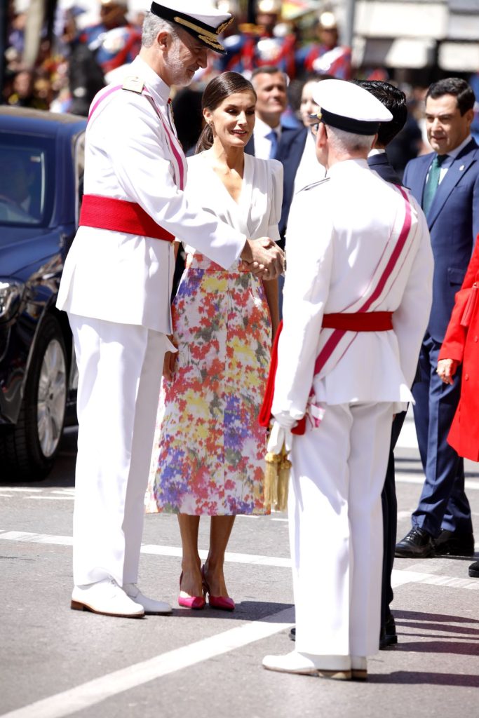 El Rey Felipe, muy cómplice con la Reina Letizia en el Día de las Fuerzas Armadas en Granada