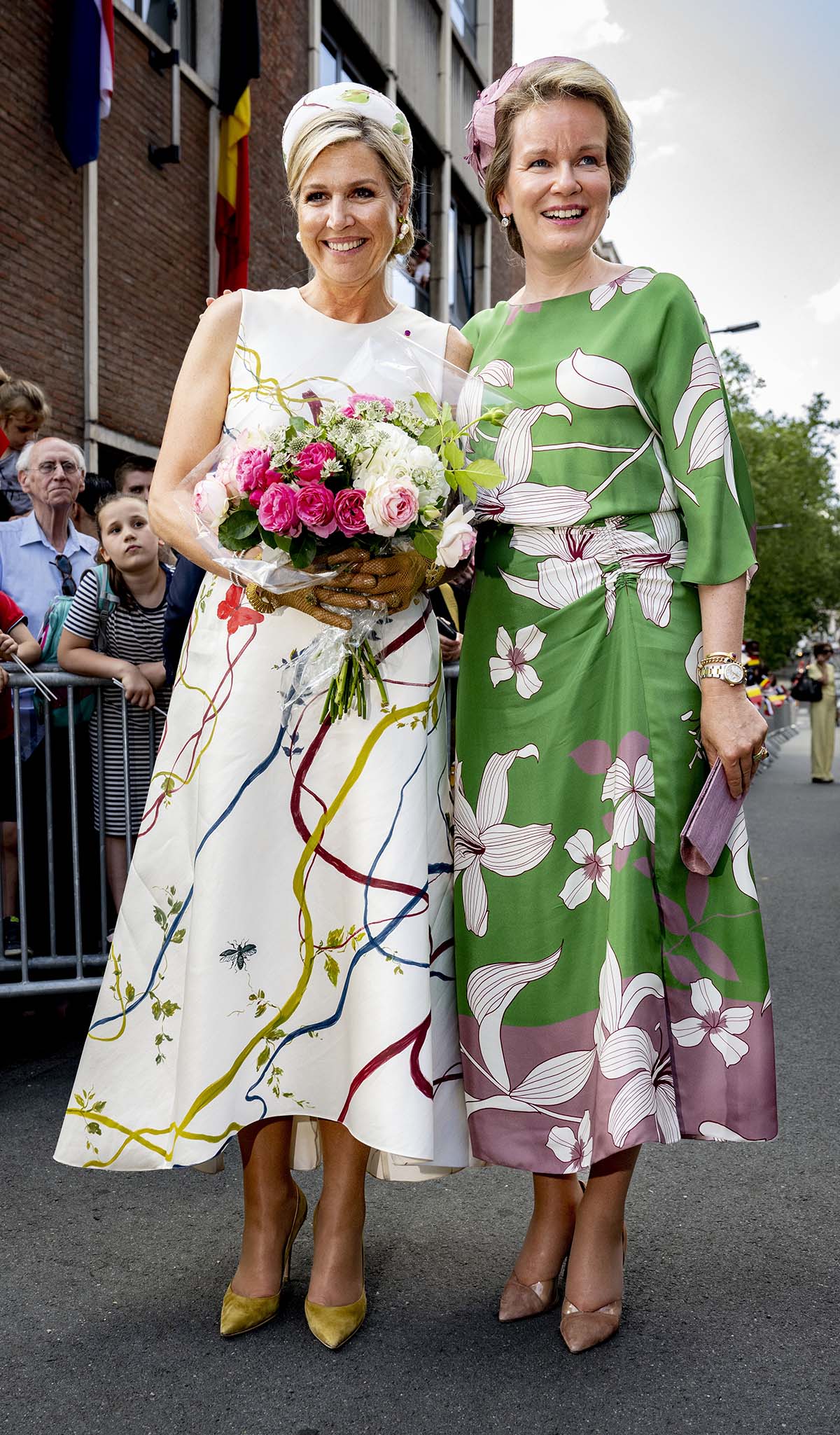 Máxima y Matilde luciendo animados vestidos estampados .