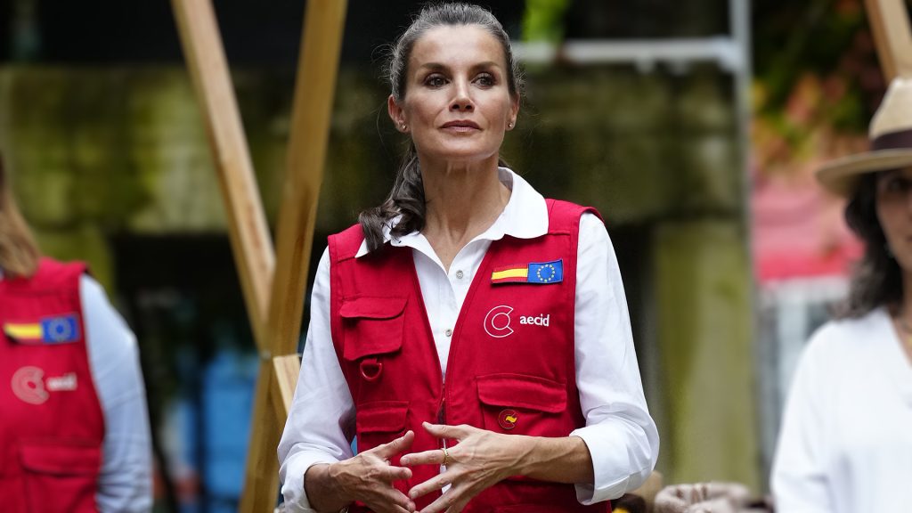 Pulsera indígena y botas de caña con aroma de café... La Reina Letizia culmina su misión en Colombia
