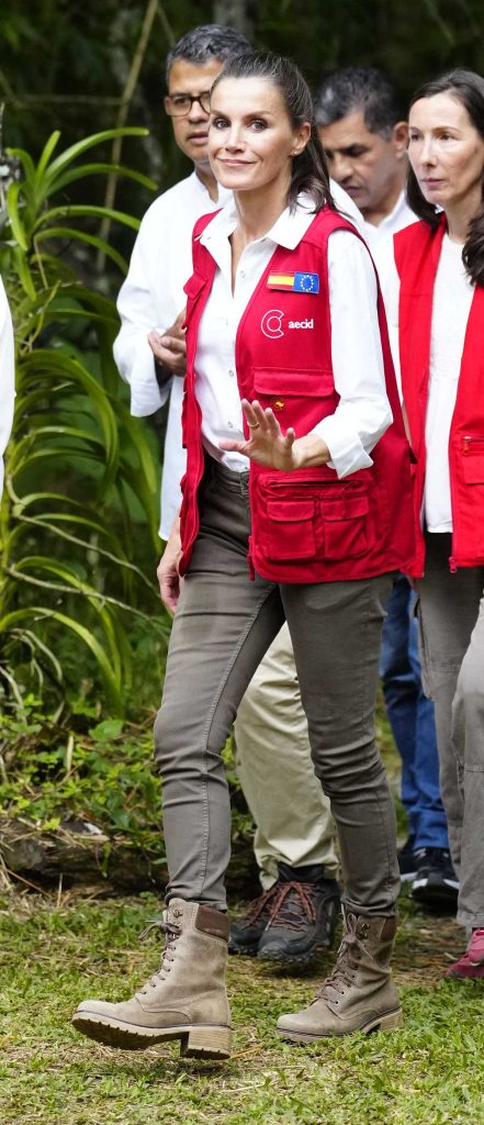 Pulsera indígena y botas de caña con aroma de café... La Reina Letizia culmina su misión en Colombia