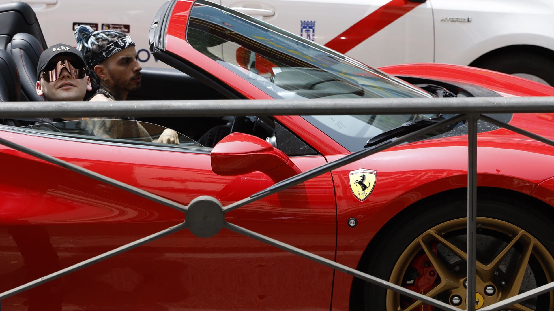 Diseño sin títuloRauw Alejandro revoluciona Madrid en un Ferrari