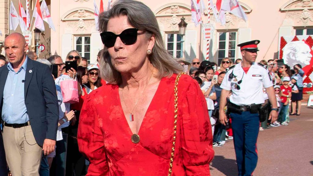 Rojo, con escote en uve y manga abullonada: Carolina de Mónaco tiene el vestido más favorecedor pasados los 50