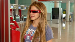 Shakira lleva la moda al extremo y apuesta por las gafas de sol más excéntricas