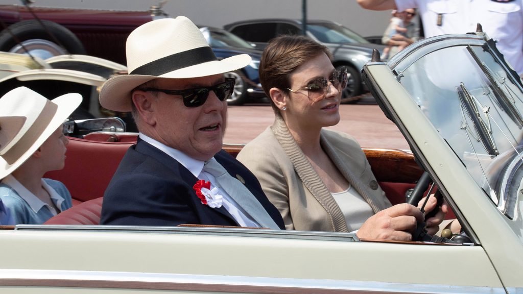 Los Grimaldi se dan un espectacular paseo en coches vintage por el centenario de Rainiero