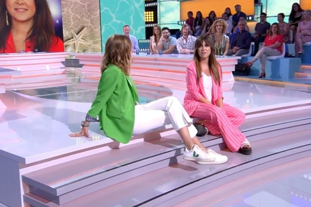 Sandra Barneda entrevista a Vanesa Martín en su programa de Tele5 'Así es la vida'