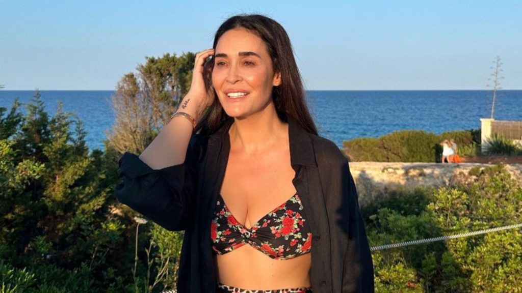 Vicky Martín Berrocal posa espectacular con el bikini de Calzedonia que disimula la tripa