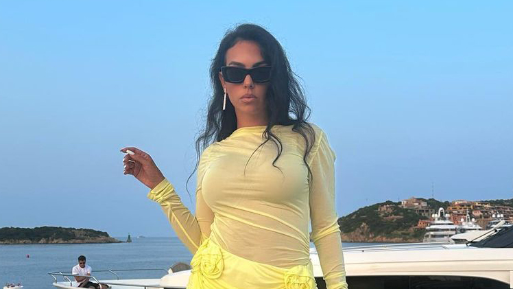 georgina rodriguez yate verano vestido amarillo