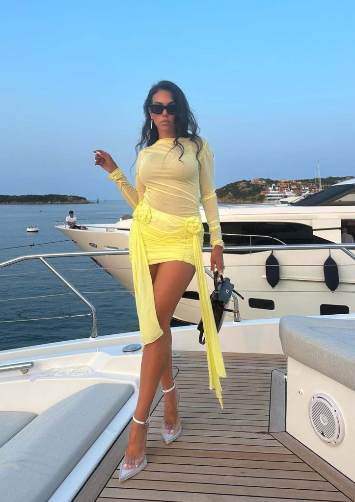 Georgina Rodriguez vestido amarillo yate