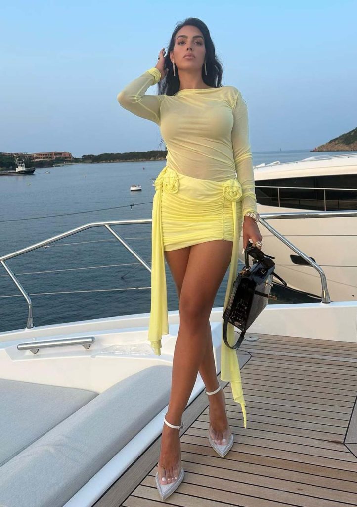 Georgina Rodriguez vestido amarillo yate
