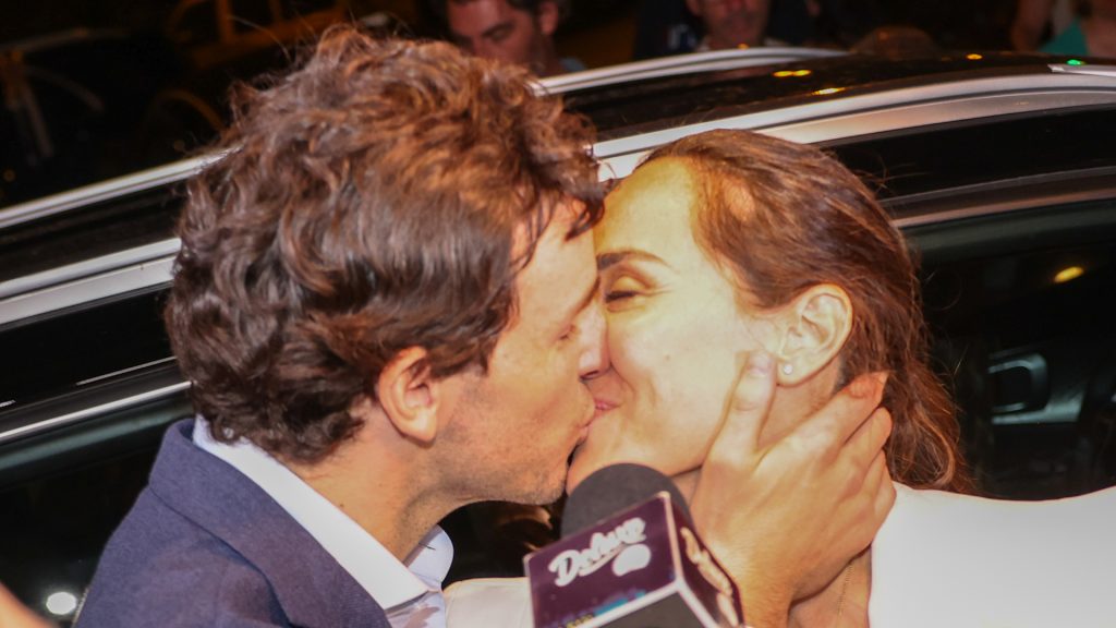 Tamara Falcó e Íñigo Onieva besándose.