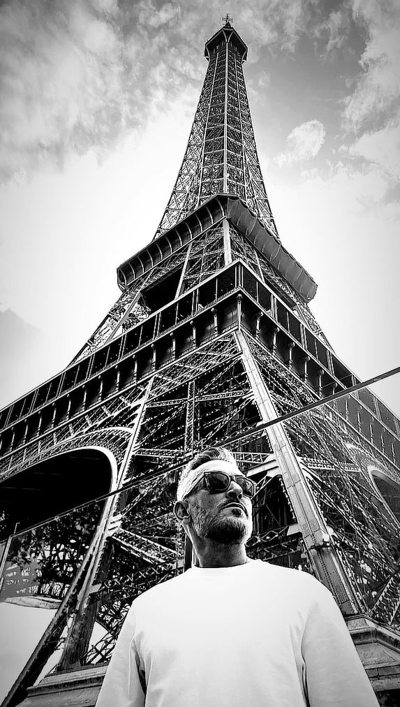 Kiko Hernández delante de la Torre Eiffel