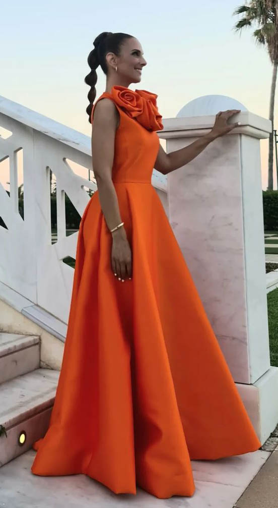Nuria Fergó se va de boda con un vestido de invitada naranja
