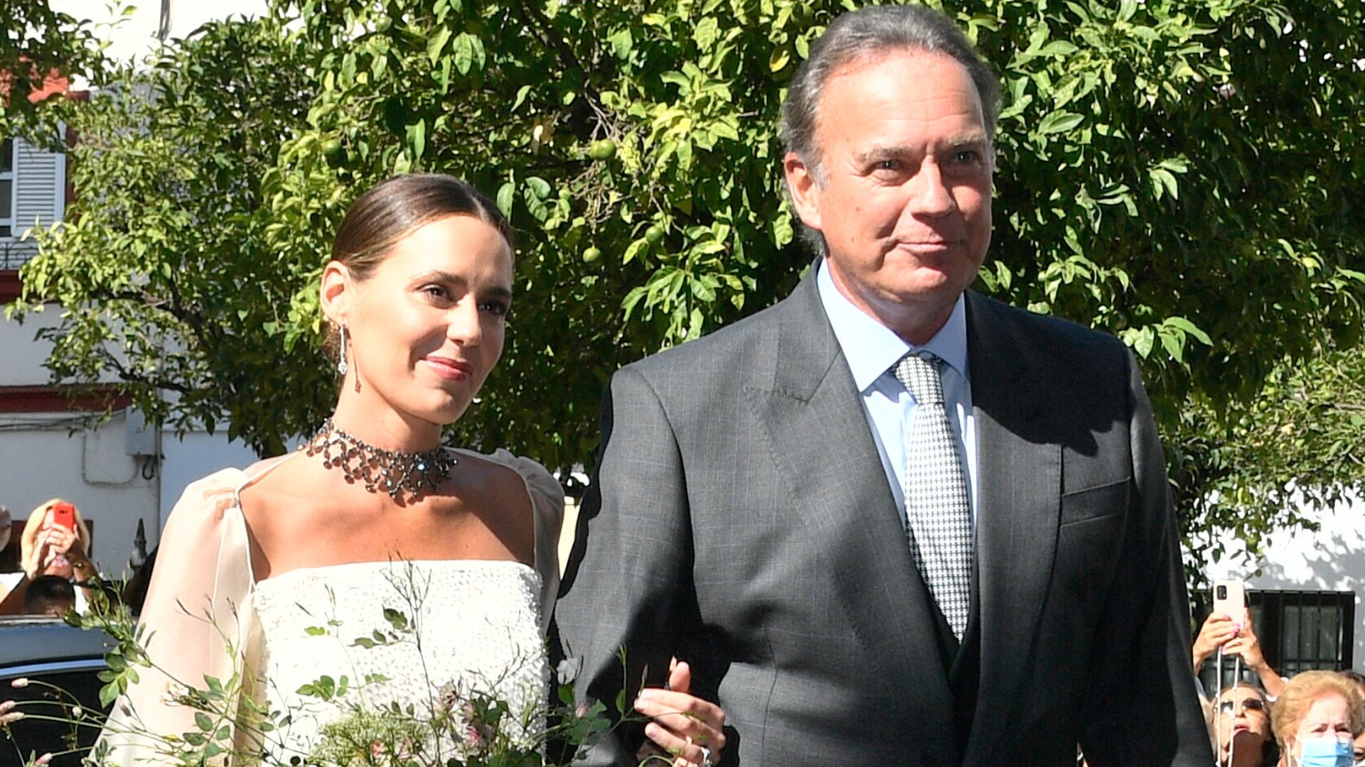 Claudia Osborne, el día de su boda con José Entrecanales , del brazo de su padre, Bertín Osborne. (Foto: GTRES)