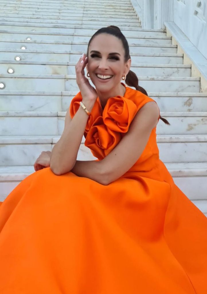 Nuria Fergó se va de boda con un vestido de invitada naranja