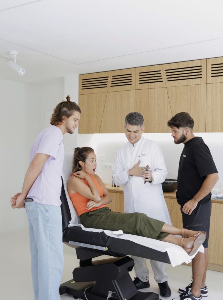 Adara Molinero y Bosco Martínez-Bordiú en la consulta del doctor Castellar.