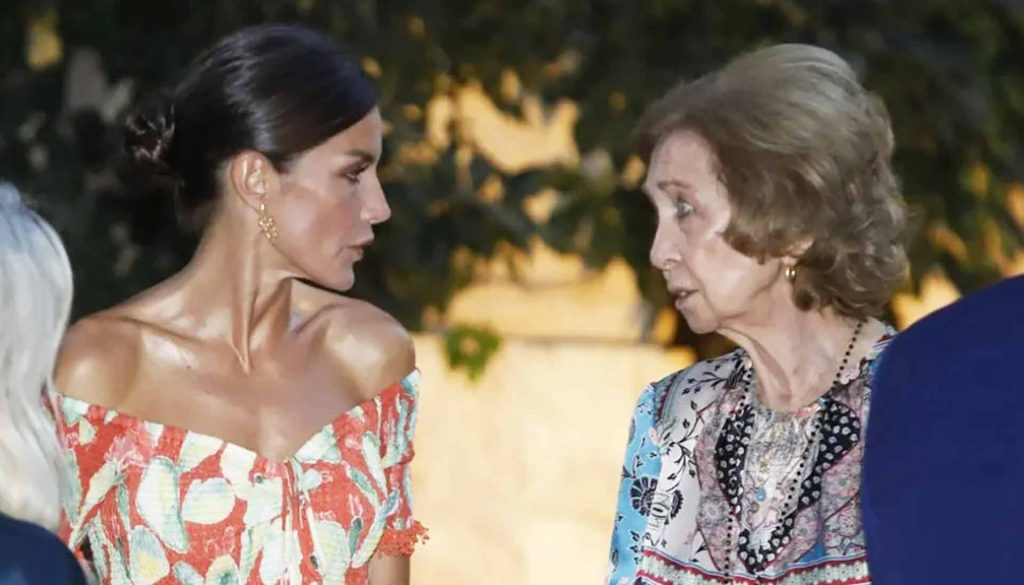 La Reina Letizia y Doña Sofía en Mallorca, en 2022, con gesto de enfrentamiento