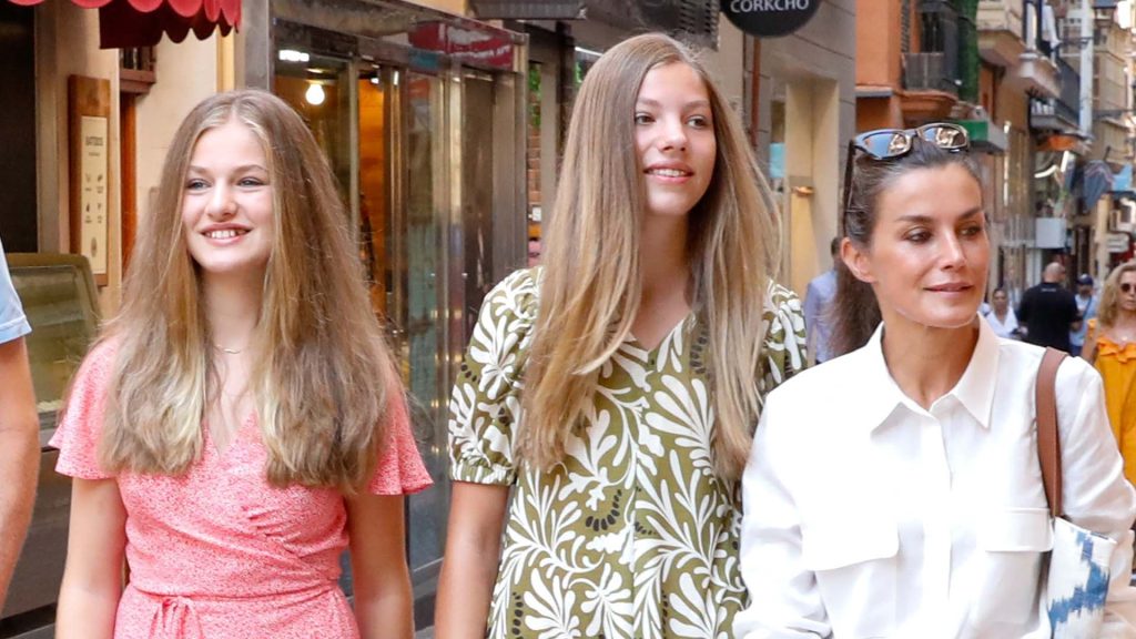 La reina Letizia con sus hijas, la princesa Leonor y la infanta Sofía por las calles de Mallorca