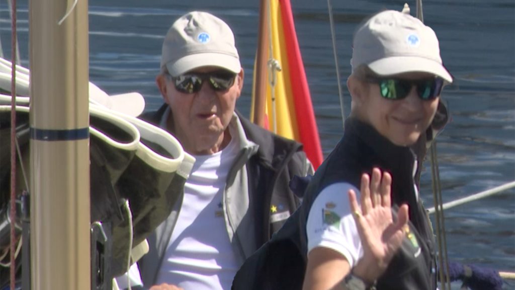 El Rey Juan Carlos y la Infanta Elena afianzan su unión a golpe de regatas en Sanxenxo